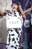 “打ち明け話”にフリップで答える松井玲奈。