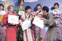 田中直樹（前列右）にツッコまれた拍子に、マイクを歯にぶつけてしまった結木滉星（前列中央）。