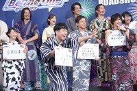 客席の子供たちに絡む藤井隆（手前）。