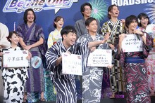 客席の子供たちに絡む藤井隆（手前）。