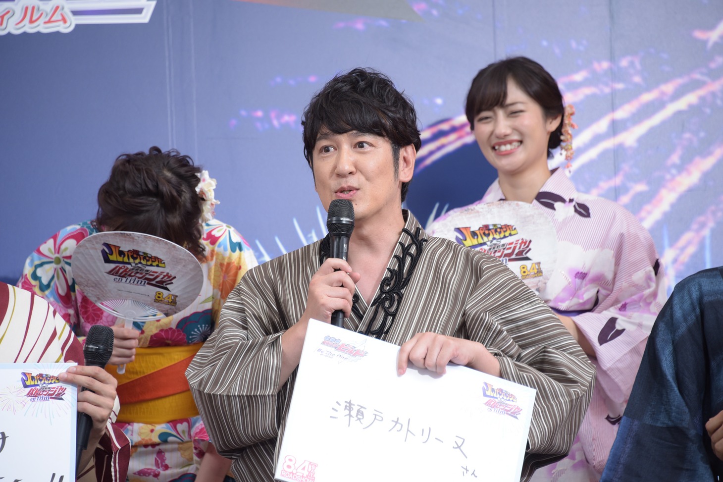 “打ち明け話”にフリップで答える田中直樹（手前）。
