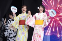 滝裕可里（中央）と高田夏帆（右）。