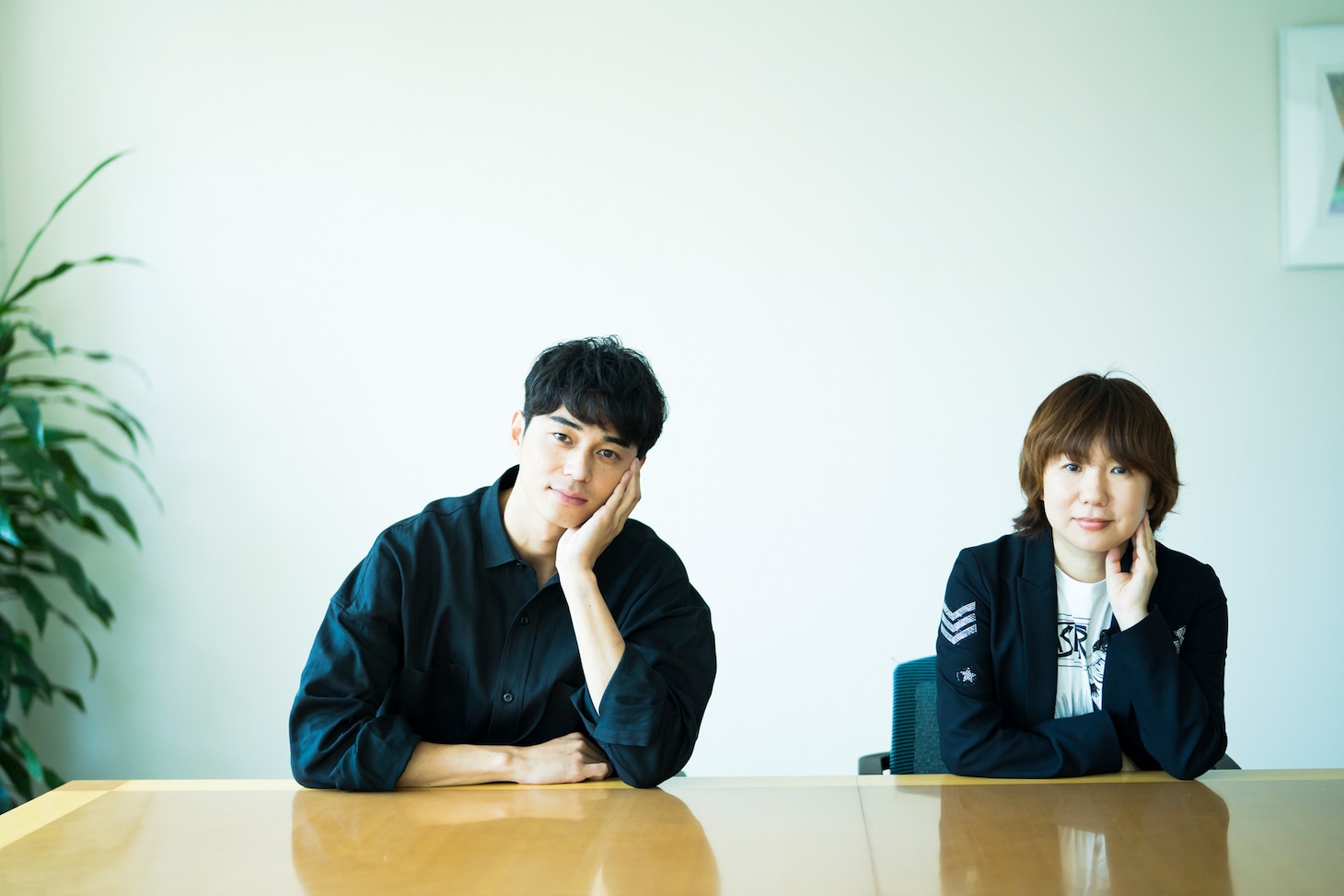 左から東出昌大、柴崎友香。（撮影：干川修）