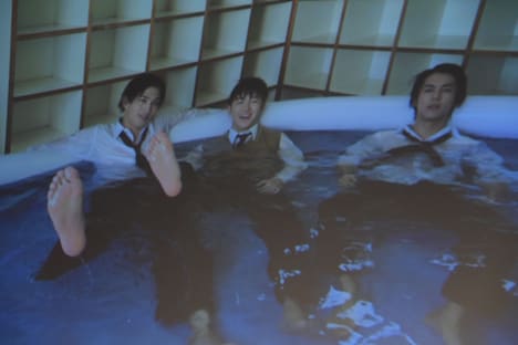 スクリーンに映し出されたメイキングカット。