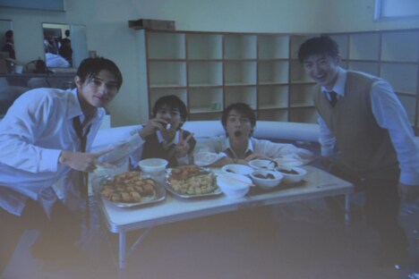 スクリーンに映し出されたメイキングカット。