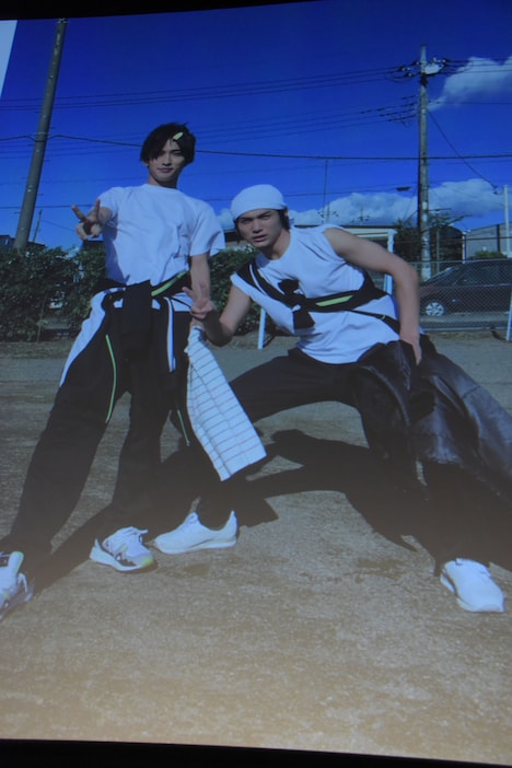 スクリーンに映し出されたメイキングカット。