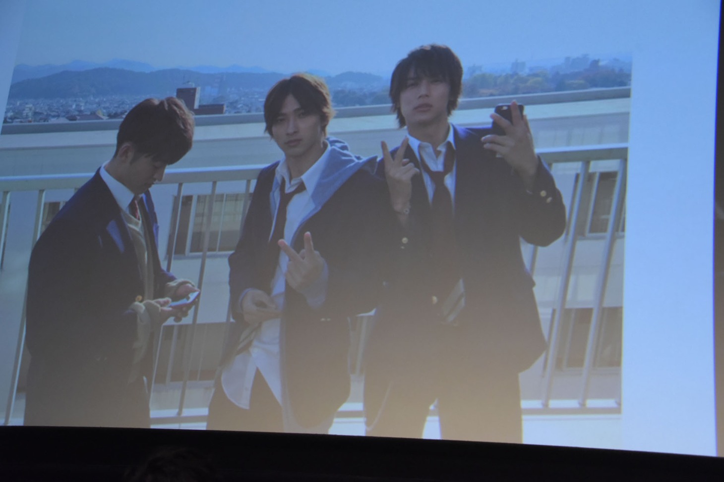 スクリーンに映し出されたメイキングカット。
