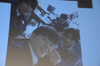 スクリーンに映し出されたメイキングカット。