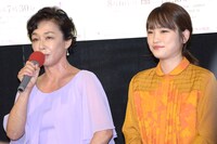 左からキムラ緑子、川栄李奈。