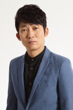 爆岡弾十郎役の石田明（NON STYLE）。