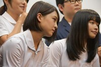 左から山田菜々美、百川晴香。