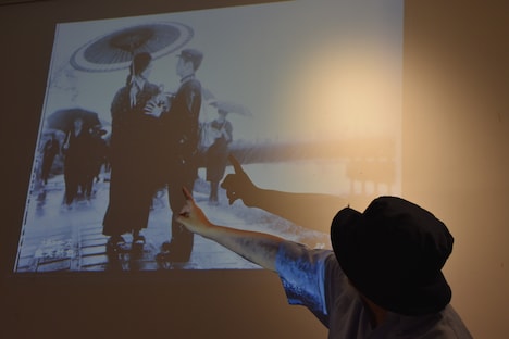 「おとうと」のスチールについて説明する小西康陽。