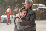 「スター・ウォーズ／フォースの覚醒」よりキャリー・フィッシャー演じるレイア・オーガナ（左、写真提供：Lucasfilm / Photoshot / ゼータ イメージ）