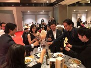 祝杯を上げる渡辺大（右から2人目）ら。