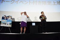 左から飯塚健、佐野玲於。