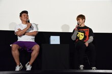 左から飯塚健、佐野玲於。