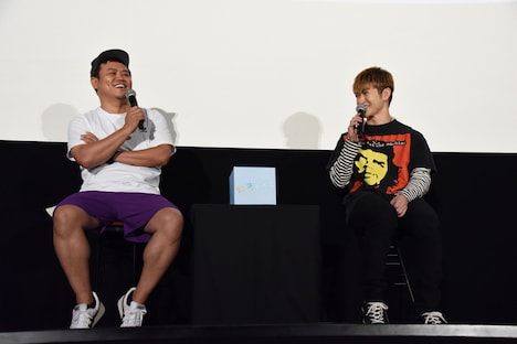 左から飯塚健、佐野玲於。