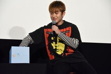 ボックスからお題が書かれた紙を引く佐野玲於。