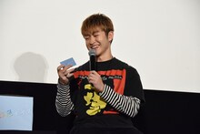 当たりを引いて喜ぶ佐野玲於。