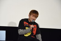 マスコミに紛れていた坂東希のモノマネをする佐野玲於。