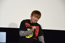 マスコミに紛れていた坂東希のモノマネをする佐野玲於。