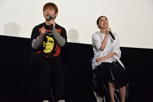 マスコミに紛れていた坂東希（右）のモノマネをする佐野玲於（左）。