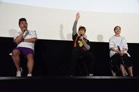 左から飯塚健、佐野玲於、坂東希。