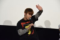 家族連れで来ている観客に「お父様!?」「この映画を観たあとに夫婦の仲がさらに深まることを祈っています」と伝える佐野玲於。