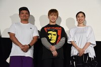 左から飯塚健、佐野玲於、坂東希。