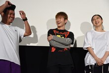 左から飯塚健、佐野玲於、坂東希。