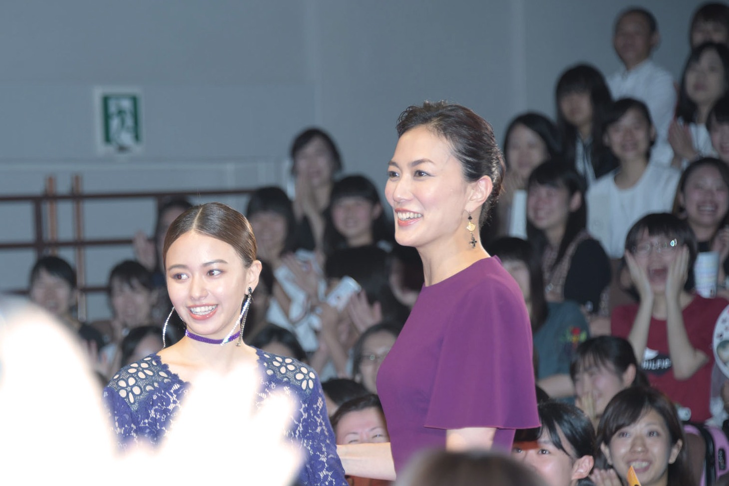 左から山本舞香、板谷由夏。