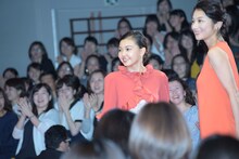 左から野田美桜、小池栄子。