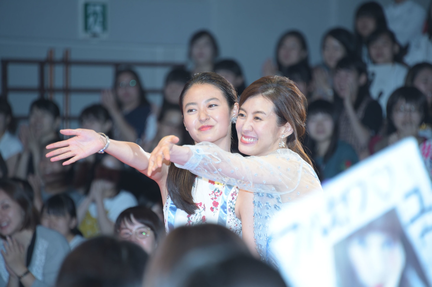 左から田辺桃子、ともさかりえ。
