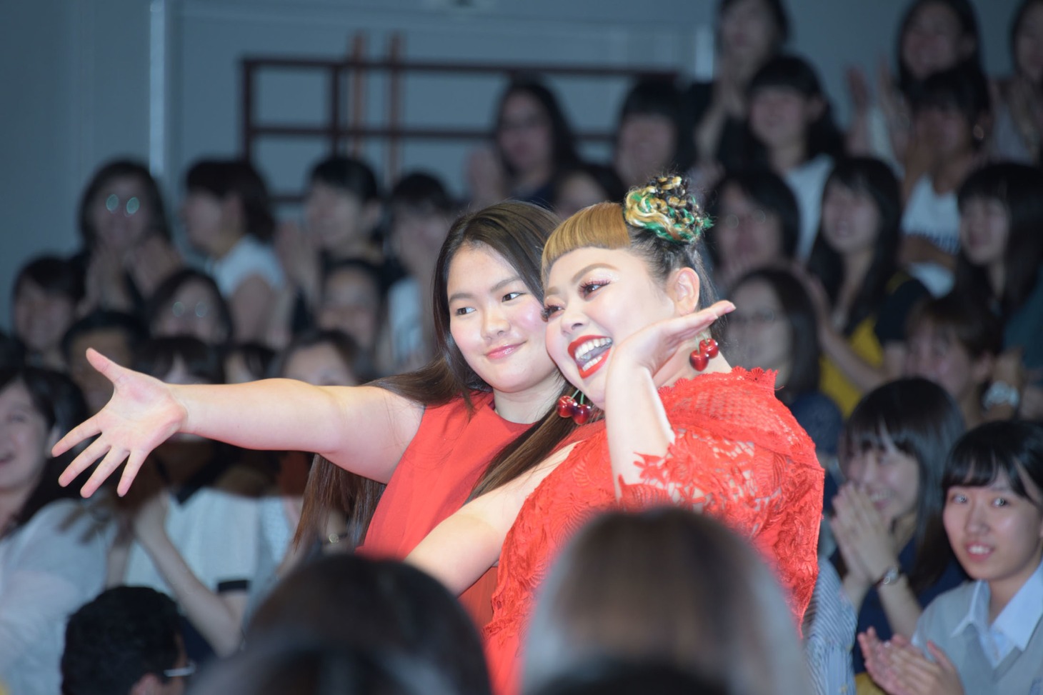 左から富田望生、渡辺直美。