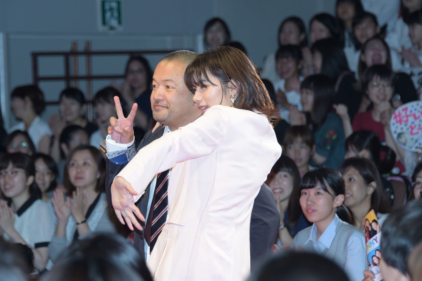 左から大根仁、池田エライザ。
