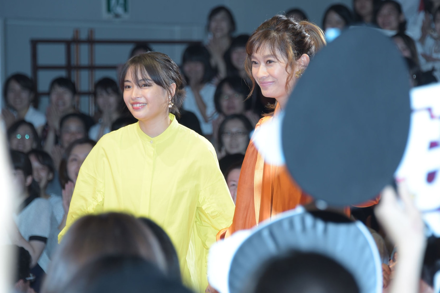 左から広瀬すず、篠原涼子。