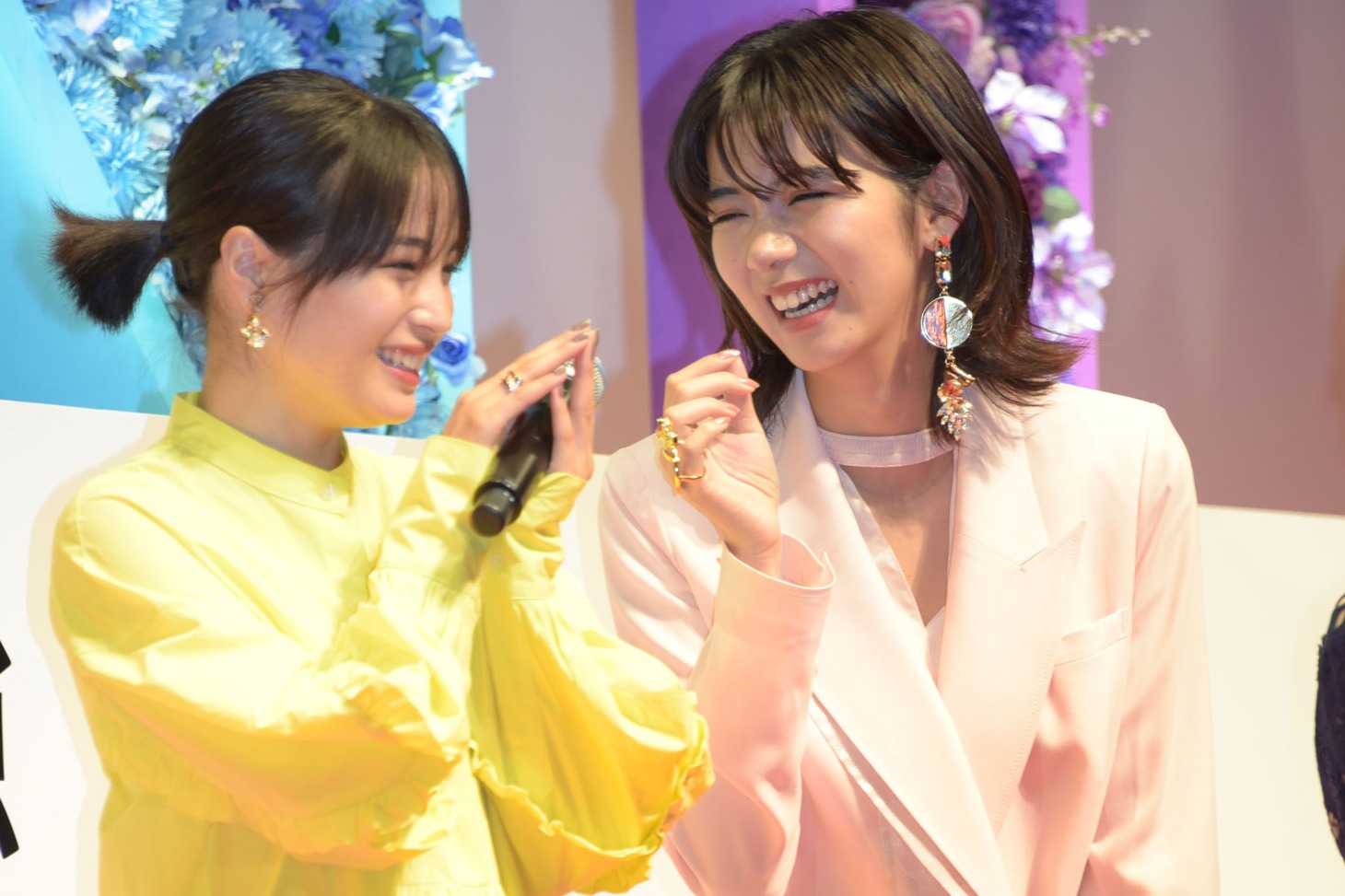 左から広瀬すず、池田エライザ。