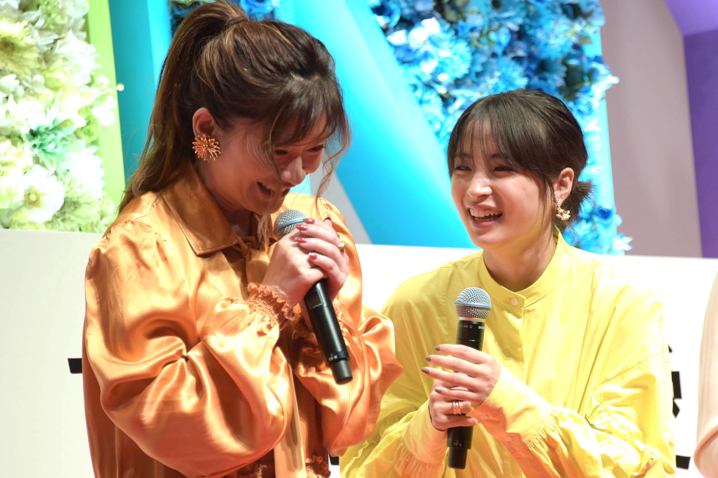 左から篠原涼子、広瀬すず。