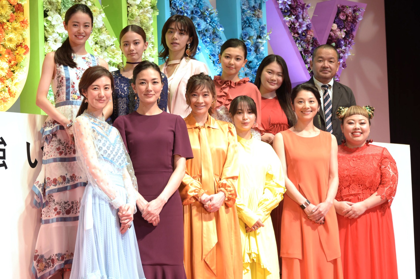 「SUNNY 強い気持ち・強い愛」完成披露舞台挨拶にて、前列左からともさかりえ、板谷由夏、篠原涼子、広瀬すず、小池栄子、渡辺直美。後列左から田辺桃子、山本舞香、池田エライザ、野田美桜、富田望生、大根仁。