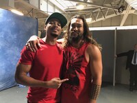 左からレイ・フィッシャー、ジェイソン・モモア。