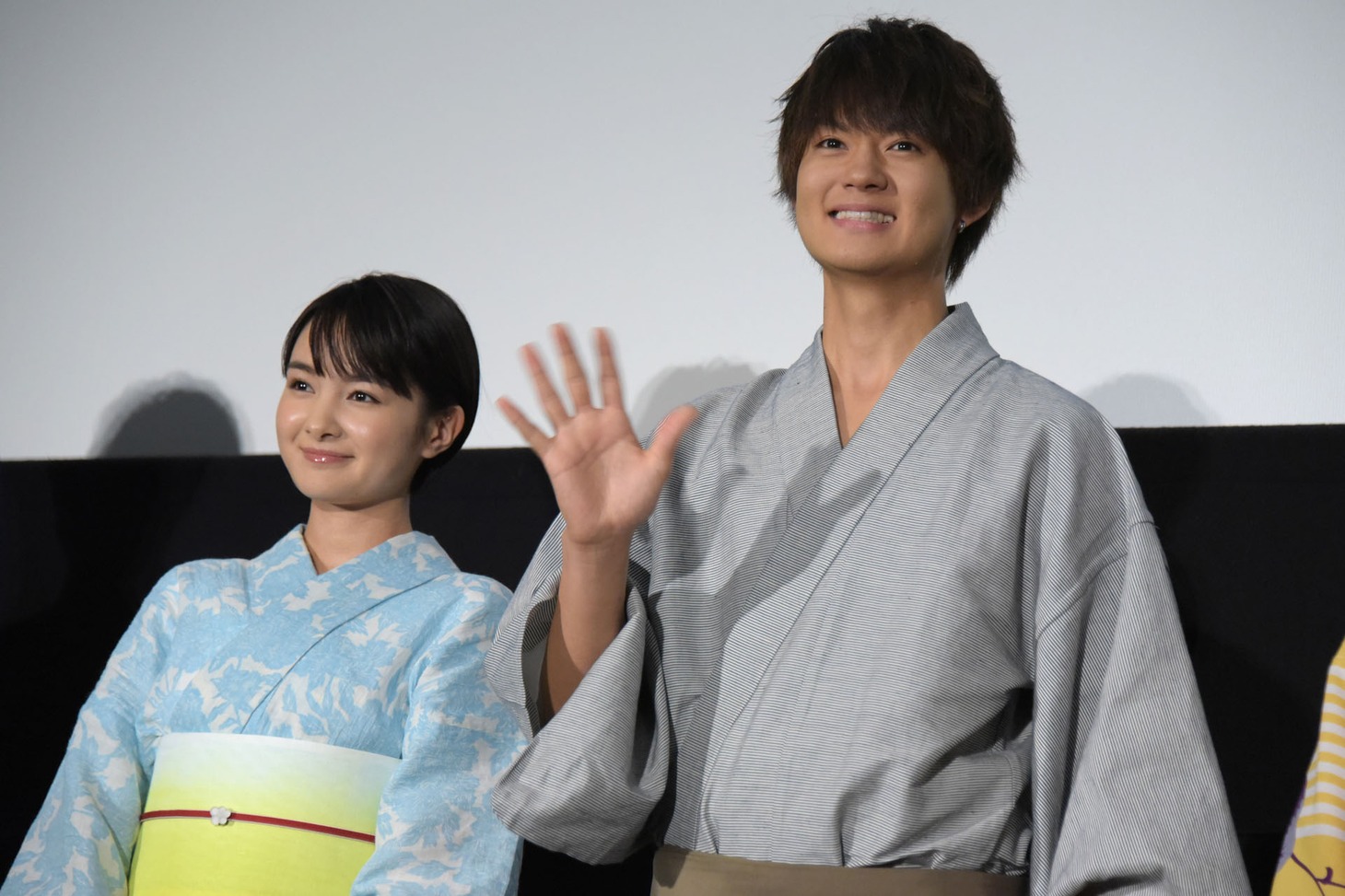 左から葵わかな、佐野勇斗。