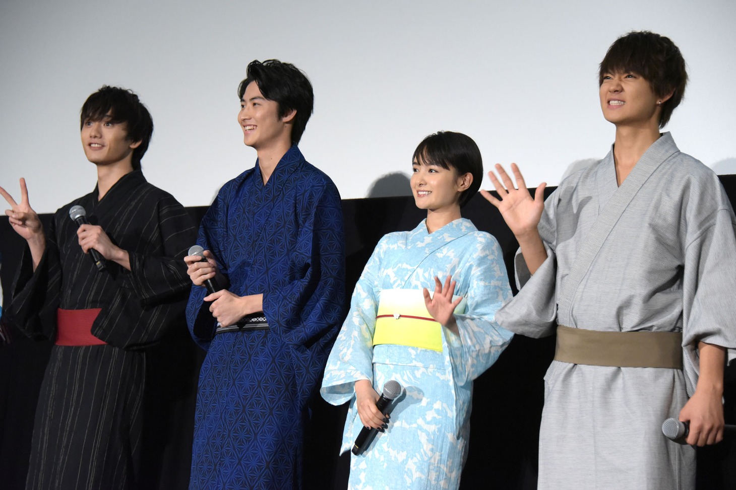 「青夏 きみに恋した30日」前夜祭舞台挨拶の様子。