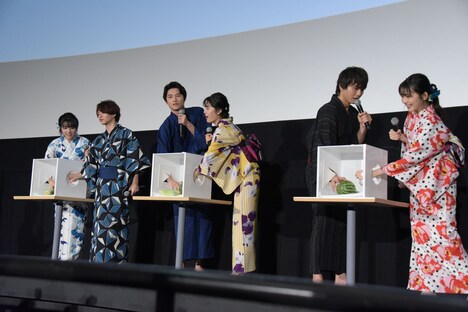 「箱の中身はなんだろなゲーム」の様子。