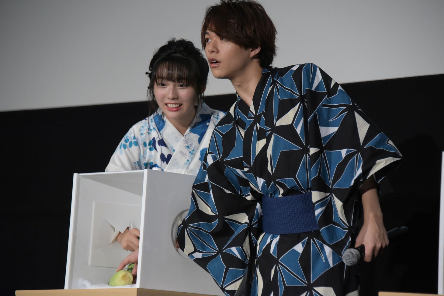 左から秋田汐梨、志村玲於。