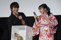 左から水石亜飛夢、久間田琳加。