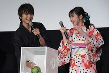 左から水石亜飛夢、久間田琳加。