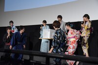 箱の中身を確認するキャストたち。