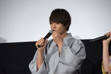 恐る恐る手の臭いを嗅ぐ佐野勇斗。