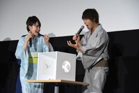 セミの模型の感触におびえる佐野勇斗（右）。