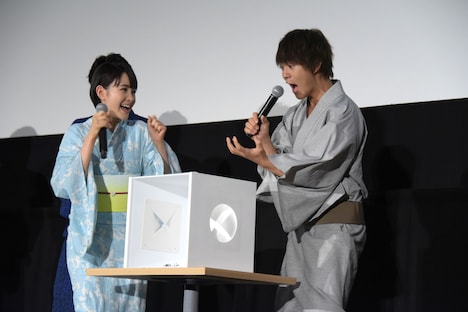 セミの模型の感触におびえる佐野勇斗(右)。